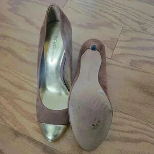 EUC BCBGeneration Gold Captoe Suede 8.5 Stilettos